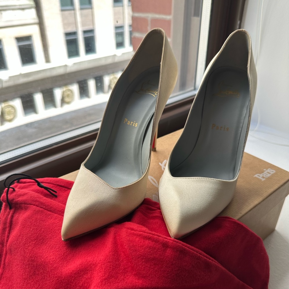 Christian Louboutin Off White Pumps